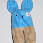 Blauw en beige handgehaakt knuffelkonijntje met lange oren