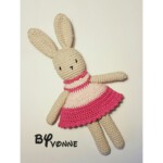 Grijs en beige handgehaakt konijntje met een roze jurk