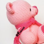 Roze handgehaakt beertje met een roze sjaal